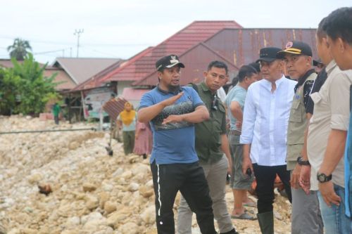 pj-bupati-rachmansyah-ismail-tinjau-langsung-pasca-bencana-banjir-di-desa-lahuafu