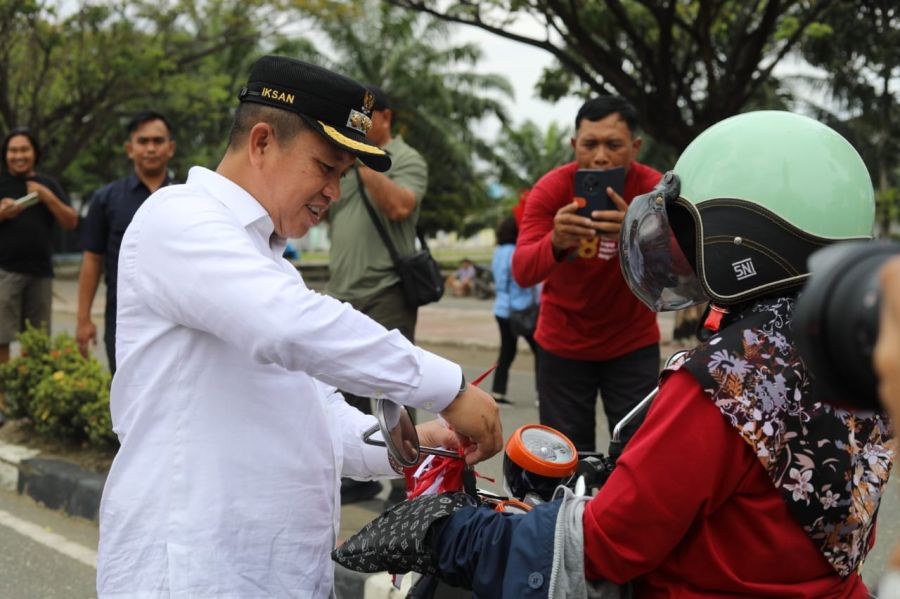 Bupati Morowali, Iksan Bagikan Bendera Merah Putih Kepada Masyarakat