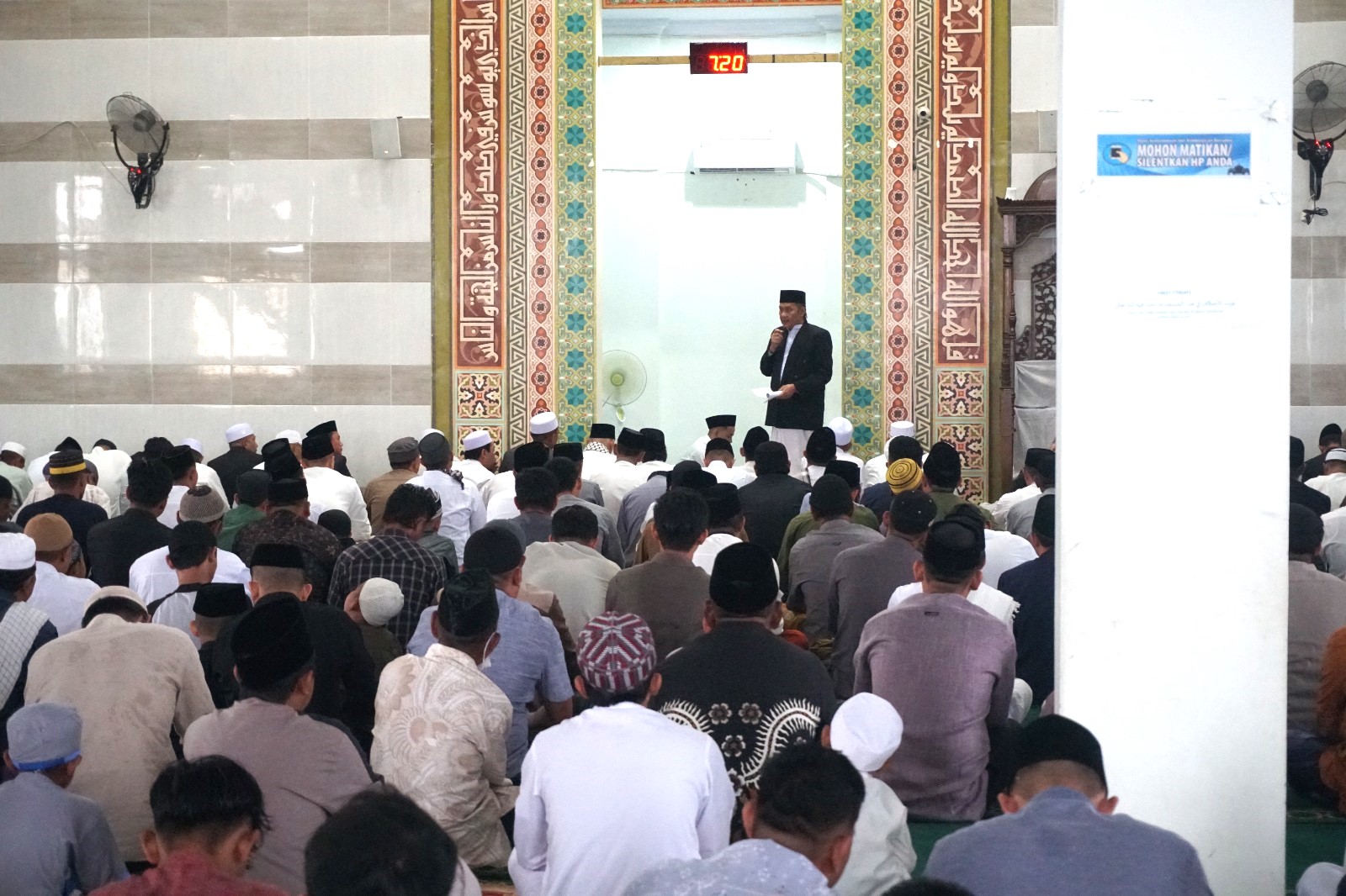 sholat-id-1445-h-di-masjid-islamic-center-pj-bupati-morowali-rachmansyah-ismail-mendorong-semangat-perubahan