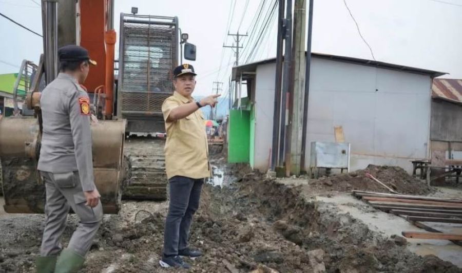 bupati-iksan-tinjau-penggalian-drainase-di-desa-labota