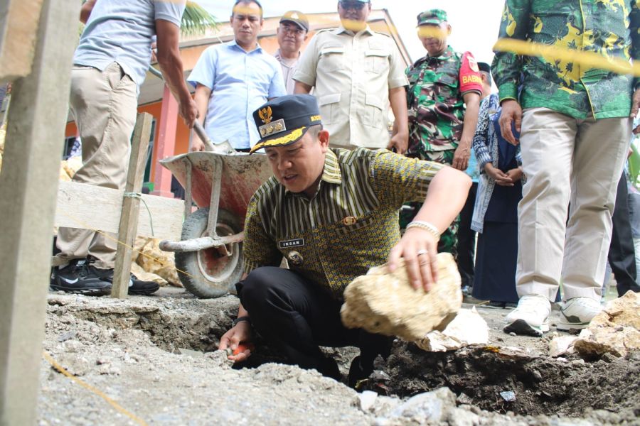 Bupati Morowali Letakkan Batu Pertama Pembangunan Ruang Belajar SDN 1 Puntari Makmur