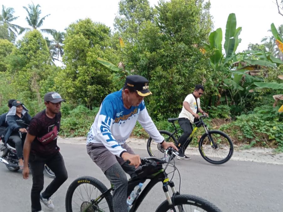 gowes-menui-terimakasih-pak-bupati-jalan-kami-sudah-mulus