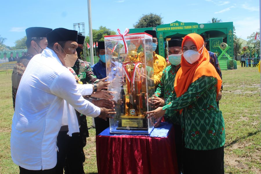 tutup-mtq-ke-xi-wabup-morowali-serahkan-piala-pemenang-lomba