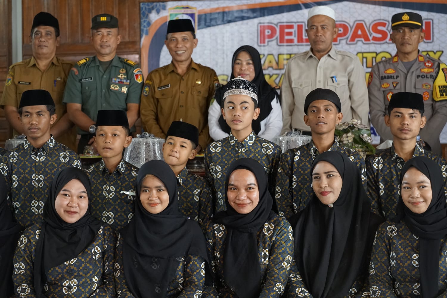 wakili-plh-bupati-yusman-mahbub-staf-ahli-bidang-kesra-lepas-peserta-mtq-utusan-kabupaten-morowali-ikuti-mtq-tingkat-provinsi-di-palu