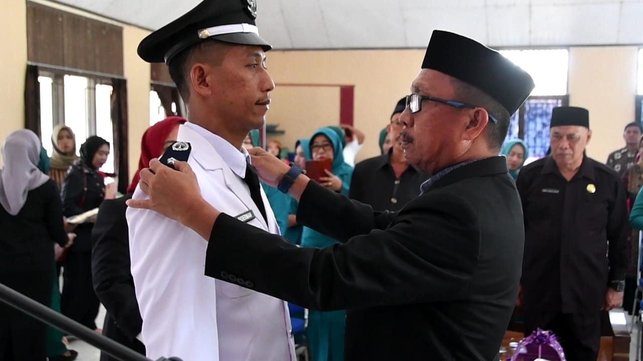 pj-bupati-morowali-yusman-mahbub-lantik-kades-paw-desa-atananga-kecamatan-bumi-raya