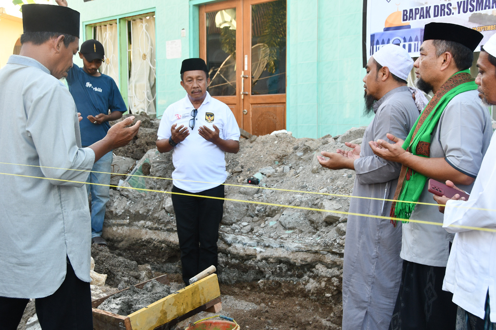 pj-bupati-yusman-mahbub-letakkan-batu-pertama-pembangunan-masjid-as-syuhada-di-tofoiso