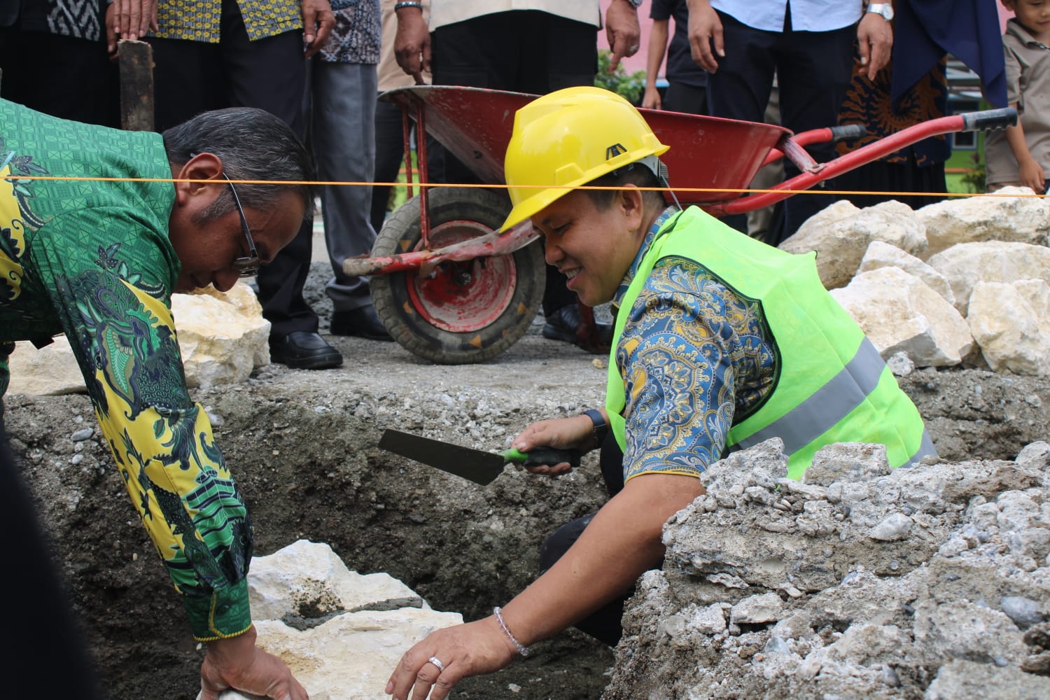 Bupati Morowali Bersama Rombongan Melakukan Kunjungan Sekaligus Peletakan Batu Pertama Untuk 4 Ruang Kelas Di SDN 2 Bahonsuai