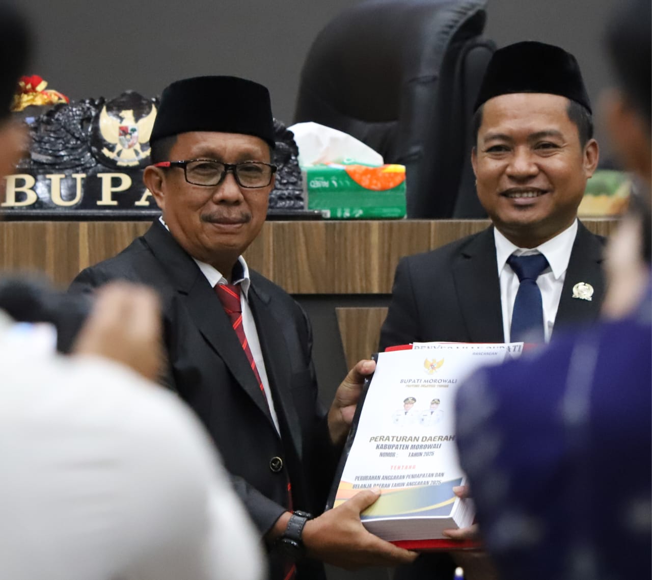 rapat-paripurna-pemkab-morowali-sampaikan-usulan-lima-ranperda-dan-rancangan-perubahan-apbd-2025
