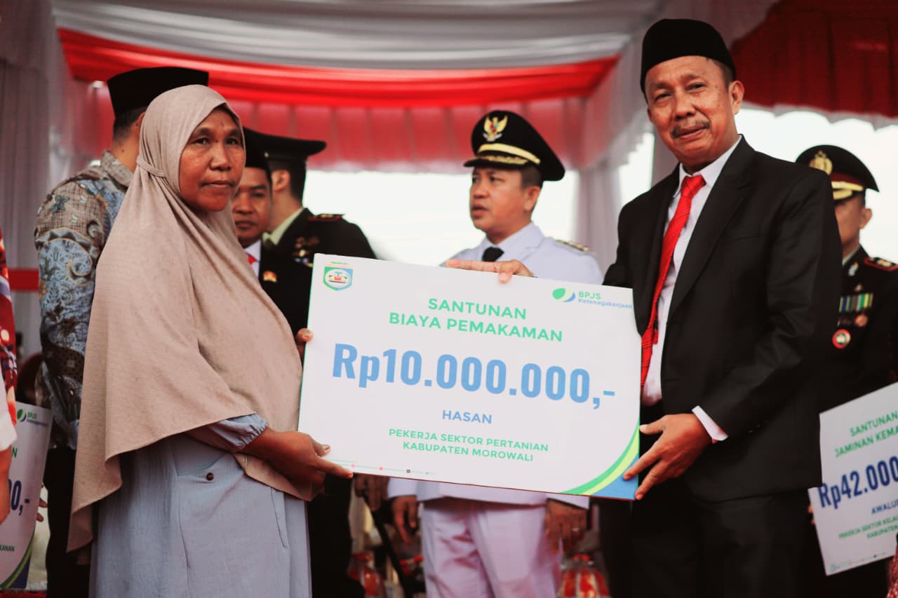 Pemkab Morowali Serahkan Santunan BPJS Ketenagakerjaan di Momen HUT RI ke-80