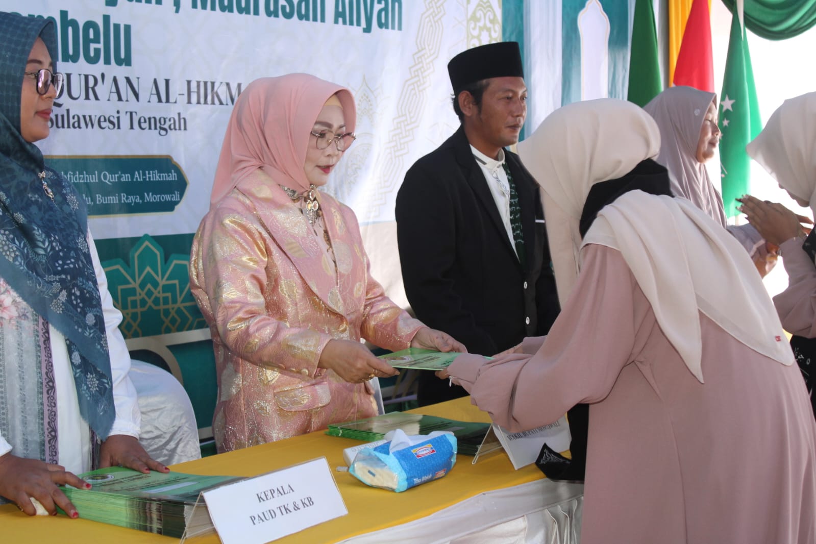 wabup-iriane-iliyas-hadiri-wisuda-khataman-alquran-bil-ghoib-yayasan-ponpes-al-hikmah-lambelu