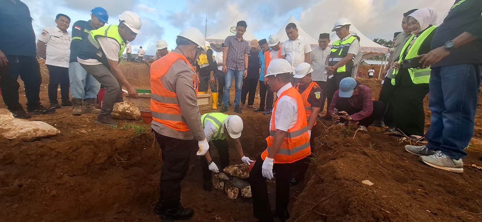 bupati-iksan-baharudin-abdul-rauf-letakkan-batu-pertama-pembangunan-sarana-dan-prasarana-gor-jelang-porprov-2026