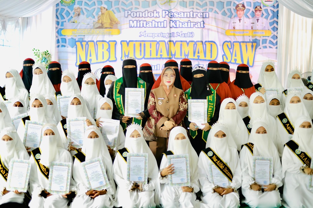 Wabup Iriane Iliyas Hadiri Maulid Nabi dan Wisuda Tahfidz di Ponpes Miftahul Khairat, Apresiasi Para Santri Penghafal Al-Qur’an
