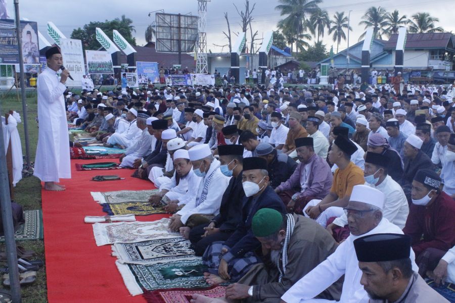 sholat-id-di-alun-alun-sangiang-kinambuka-bupati-morowali-ungkapkan-permohonan-maaf