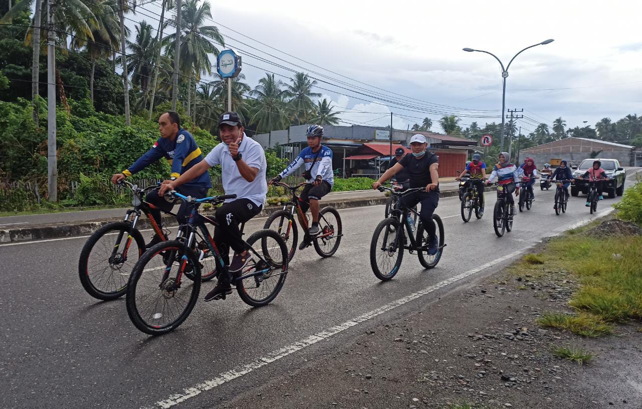 semarakkan-jumat-sehat-bupati-dan-scc-morowali-gowes-bersama