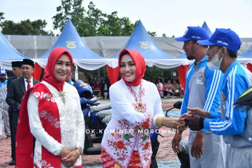 warnai-hut-ri-ke-77-dinas-koperasi-dan-umkm-kab-morowali-serahkan-52-unit-motor-dan-bantuan-modal-ke-92-pelaku-umkm