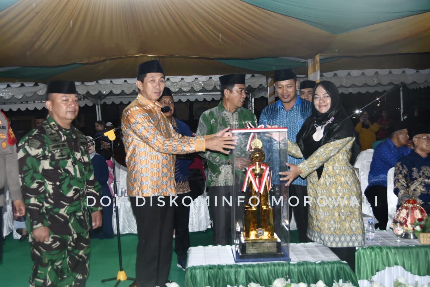 tutup-mtq-ke-xii-bupati-morowali-serahkan-piala-juara-umum-dan-hadiah-paket-umroh