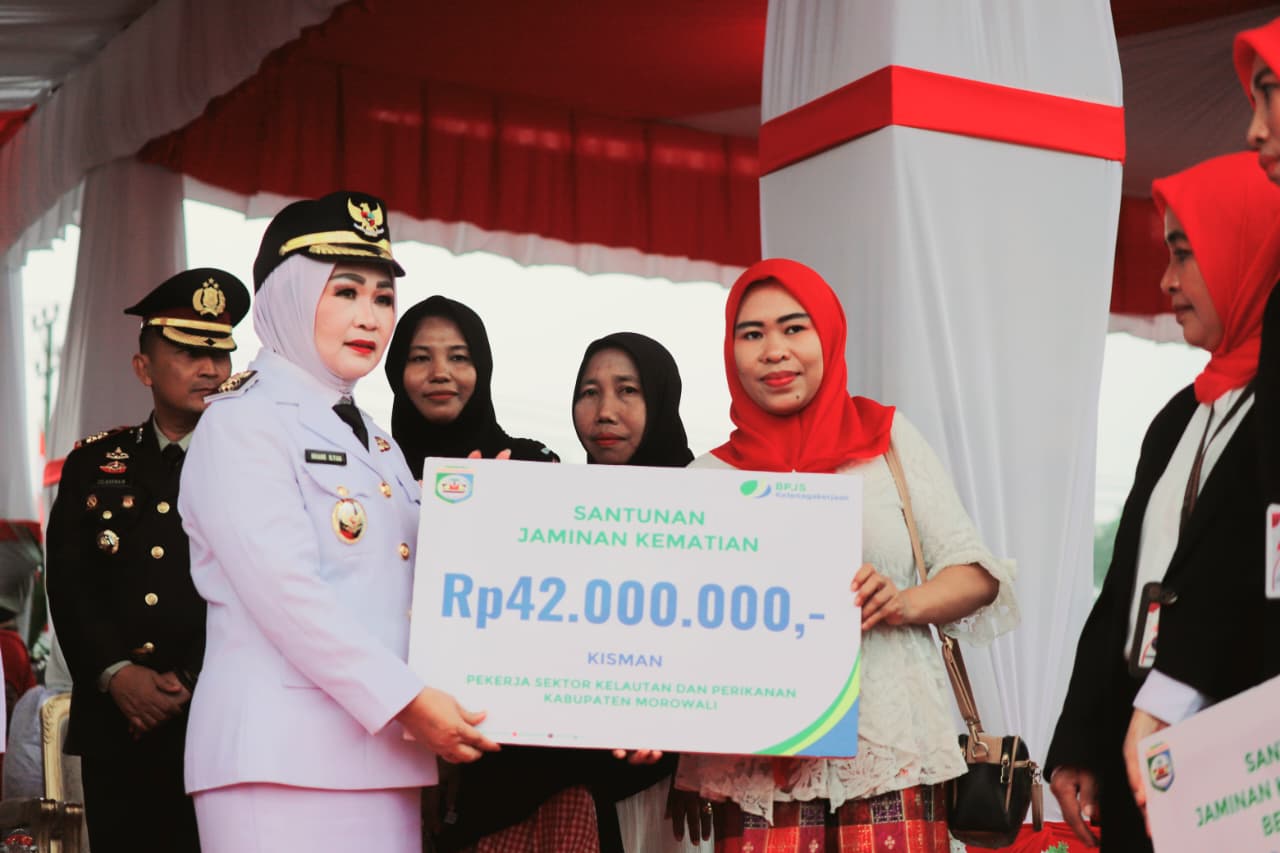 HUT ke-80 RI, Pemkab Morowali Serahkan Santunan Kematian BPJS Ketenagakerjaan