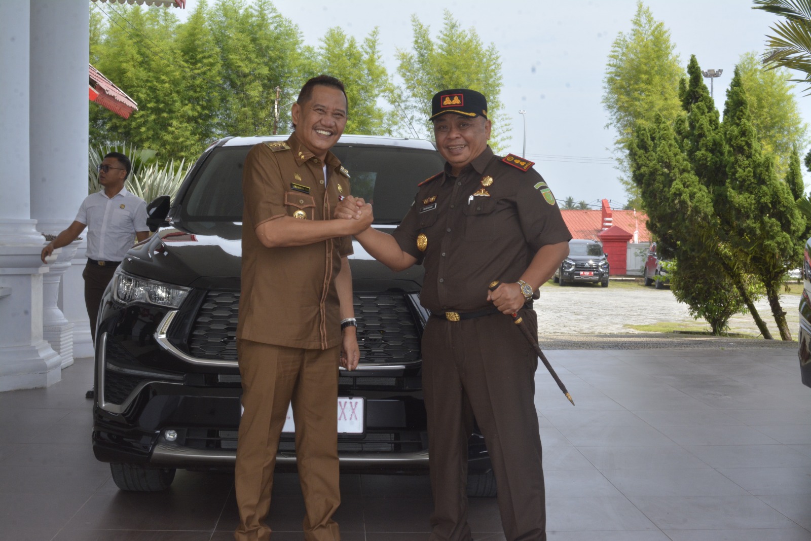 pj-bupati-rachmansyah-ismail-serahkan-bantuan-kendaraan-operasional-kepada-kajari-morowali