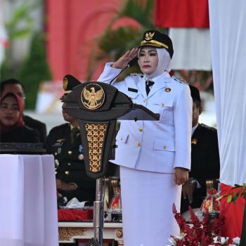 Wabup Morowali Iriane Iliyas Pimpin Upacara Penurunan Bendera HUT RI ke-80