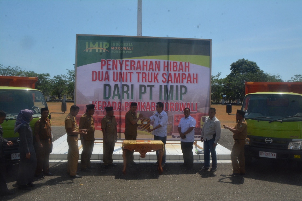 pt-imip-hibahkan-dua-unit-truk-sampah-kepada-pemkab-morowali