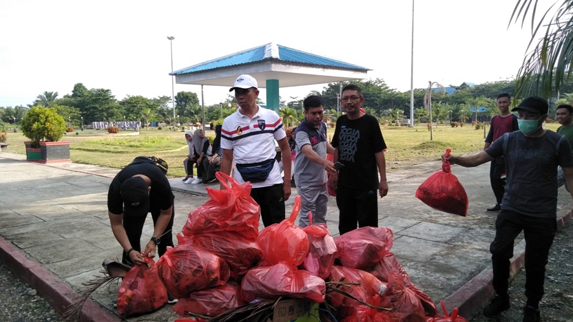 Peringati HPN 2020, Bupati Morowali Antusias Ikut Aksi Bersih Pungut Sampah