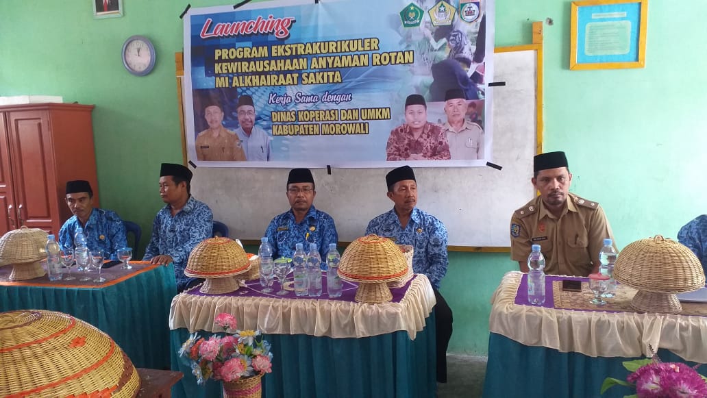 Kadis Koperasi Dan UMKM Morowali,Launching Program Ektrakurikuler Kewirausahaan Ayaman Rotan  MI Al-Khairat Sakita