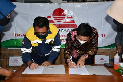 Penanda tanganan Berita acara oleh  PT. Matahari Terang Iron Steel Group (Puyang) Alex Limanto bersama pemda morowali, Drs.Taslim.