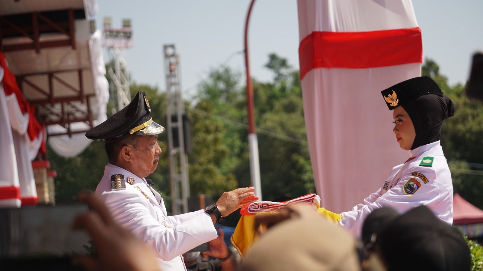 Momen Haru HUT RI Ke-79 di Morowali, Penyerahan Bendera Pusaka oleh Penjabat Bupati Yusman Mahbub kepada Putrinya