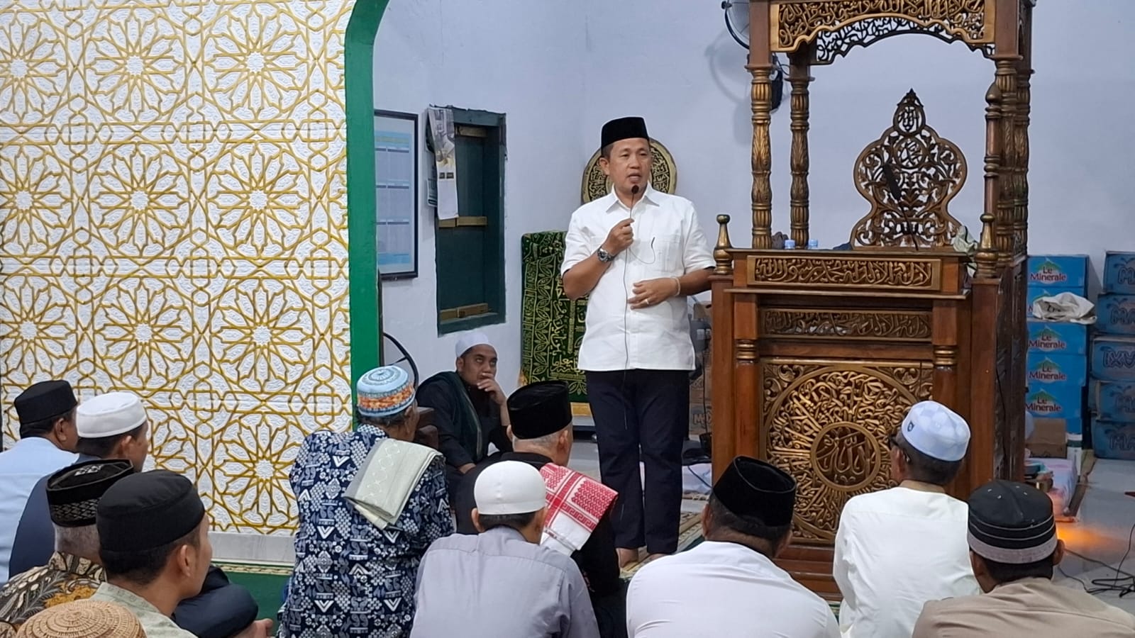Bupati Iksan Komitmen Benahi Infrastruktur Kepulauan Saat Safari Ramadhan di Bungku Selatan