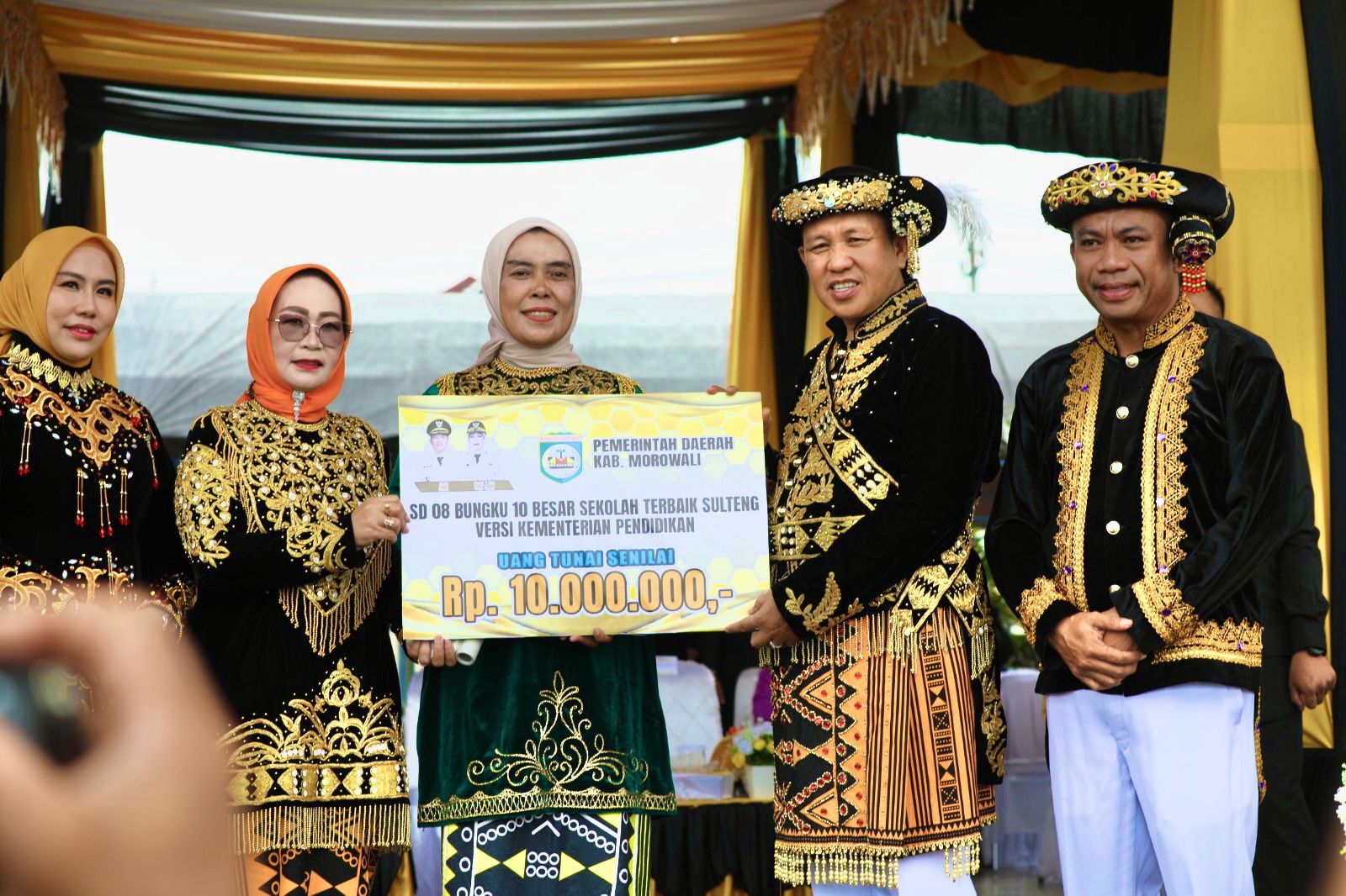 SDN 08 Bungku Masuk 10 Besar Sekolah Terbaik Sulteng, Bupati Morowali Serahkan Hadiah Rp. 10 Juta