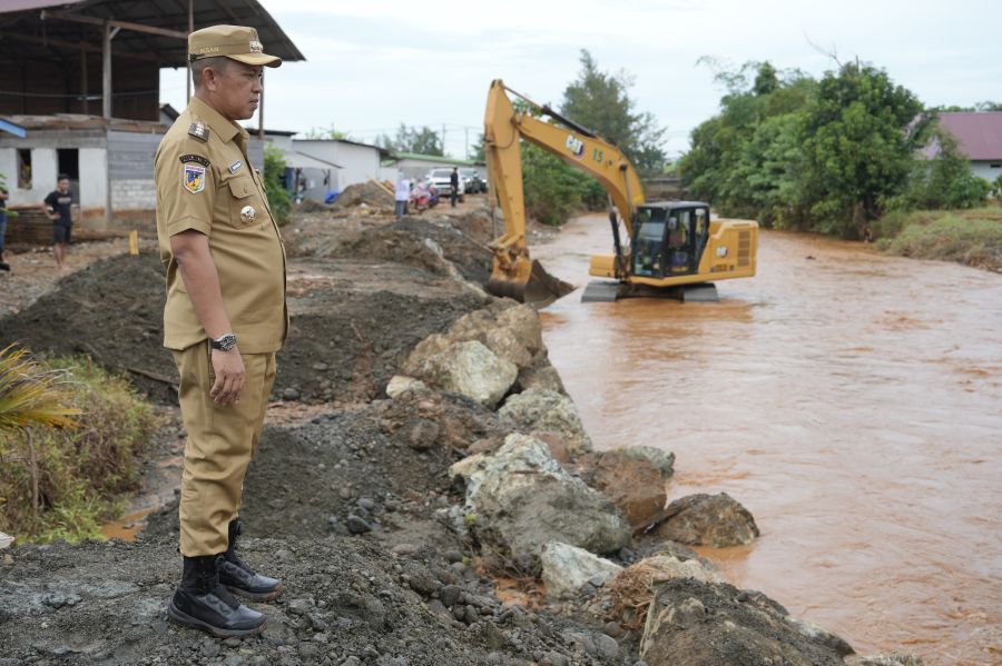 Bupati Iksan Tinjau Desa Lalampu Pasca Banjir, Warga Apresiasi Kepedulian Bupati