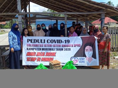 peduli-covid-19-istri-anggota-dprd-morowali-salurkan-bantuan-ke-sejumlah-masyarakat