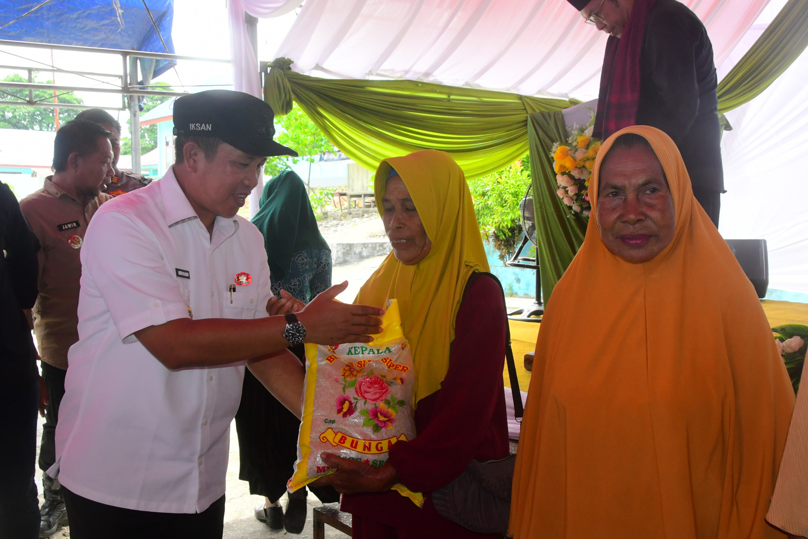 Bupati Morowali, Iksan Abdul Rauf Gelar Safari Ramadhan di Bungku Pesisir, Buka Pasar Murah dan Salurkan Bantuan Sosial