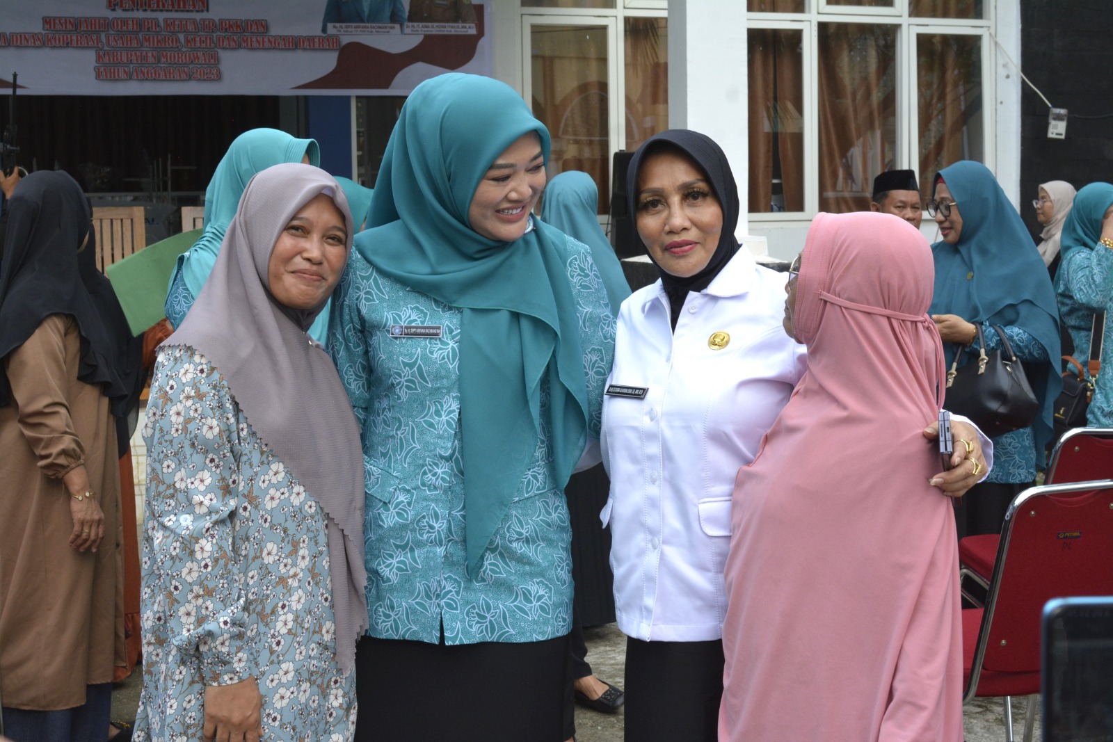 Wakili Pj Bupati Morowali, Kadis Koperasi dan UMKM, Salurkan Bantuan Pribadi Rachmansyah Ismail kepada Korban Gempa Bumi di Kecamatan Bahodopi