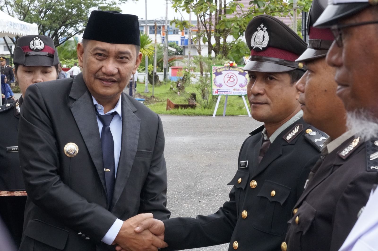 Peringati Hari Bhayangkara ke-78, Rachmansyah Ismail Turut Menyerahkan Penghargaan Kapolres Morowali kepada 6 Personil Polres Morowali berprestasi