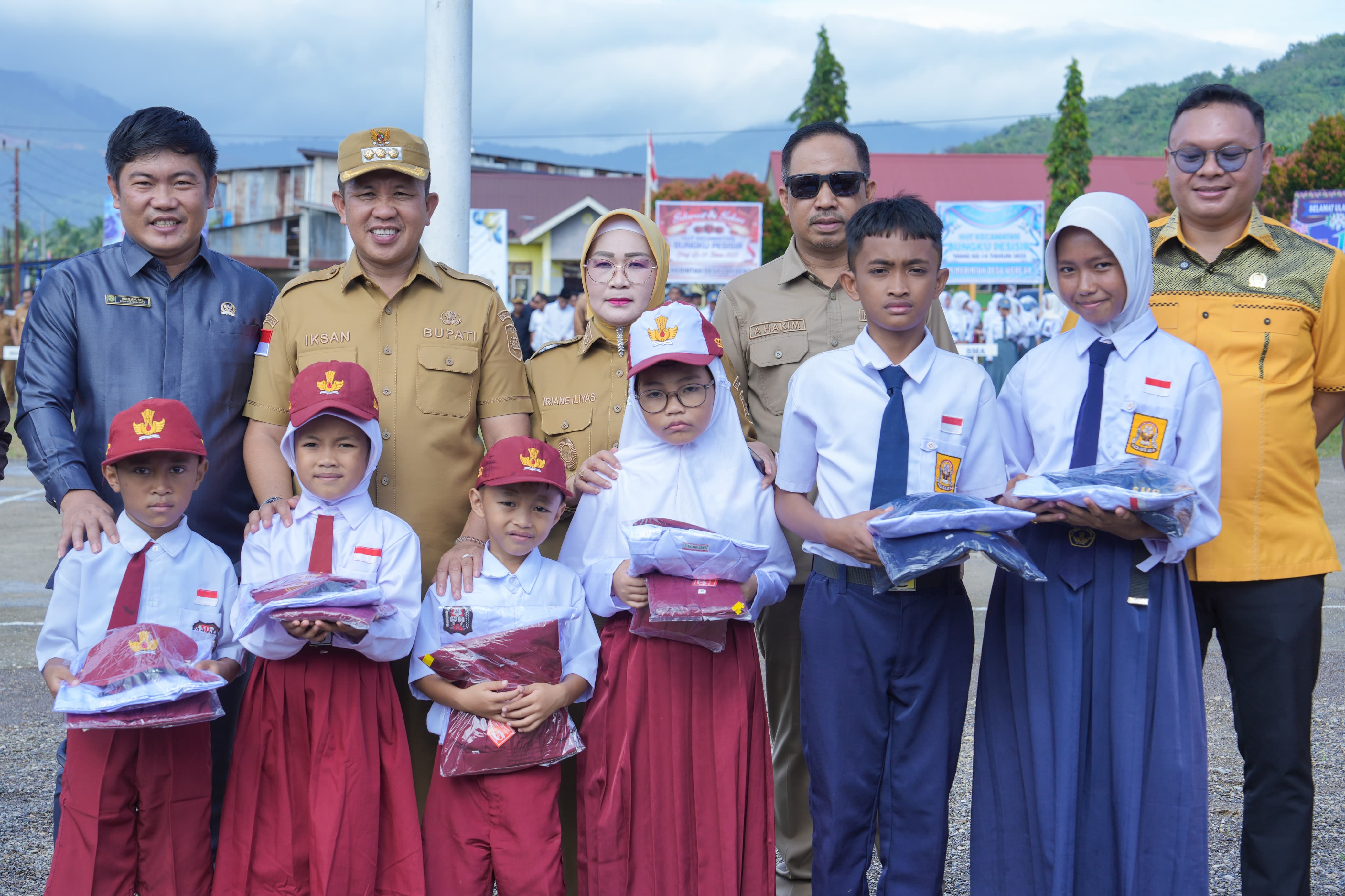 Bupati Iksan Luncurkan Program Seragam Sekolah Gratis, Janji Kampanye Mulai Direalisasikan