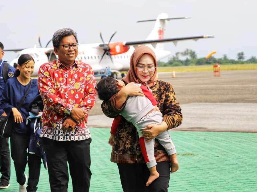 Wakil Bupati Morowali Jemput Langsung Anak WNI Asal Malaysia di Bandara Maleo