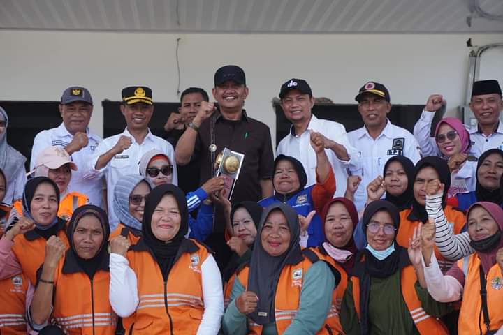 Pj Bupati Morowali Tiba Membawa Piala Adipura, Disambut Antusias Masyarakat