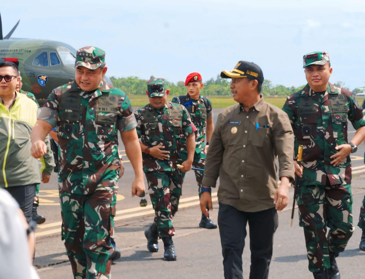 Kunker Kasad ke Morowali Disambut Hangat Pj Bupati Yusman Mahbub di Bandara IMIP