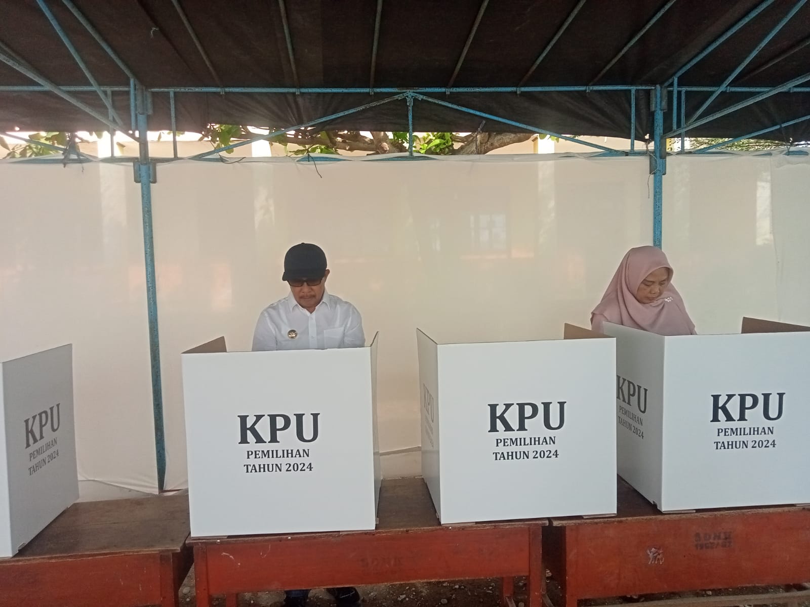 Pj Bupati Yusman Mahbub Gunakan Hak Pilih di TPS 1 Kelurahan Marsaoleh, Serta Tinjau Sejumlah TPS