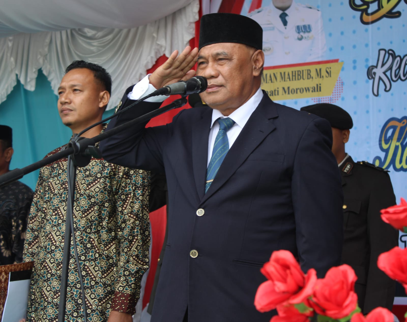 Hadiri HUT ke-21 Kecamatan Wita Ponda, Pj Sekda Abdul Wahid Hasan Bertindak Sebagai Pembina Upacara