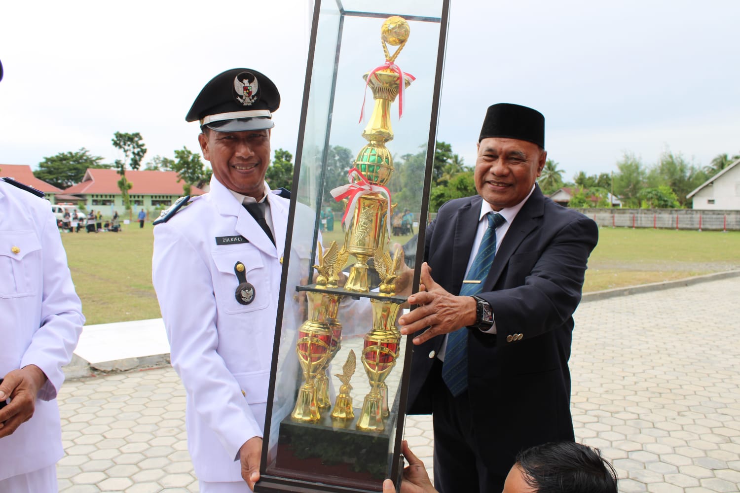 Pj Sekda Morowali, Serahkan Piala Kepada Para Juara Turnamen Olahraga Peringatan HUT Wita Ponda