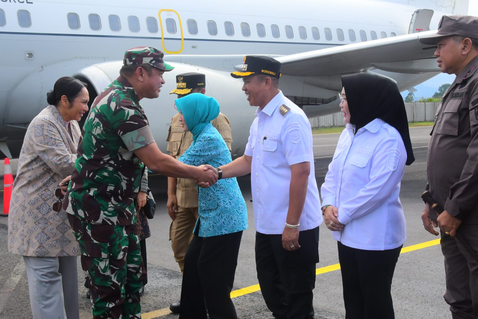 Bupati Iksan dan Wabup Iriane Iliyas Sambut Hangat Kedatangan Kasad di Bandara Imip
