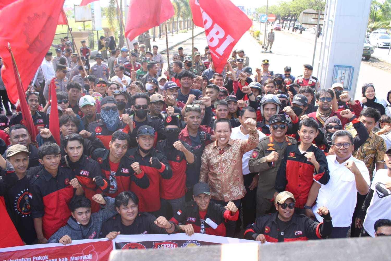Bupati Iksan Temui Massa Buruh, Upayakan Selesaikan Tuntutan Aksi