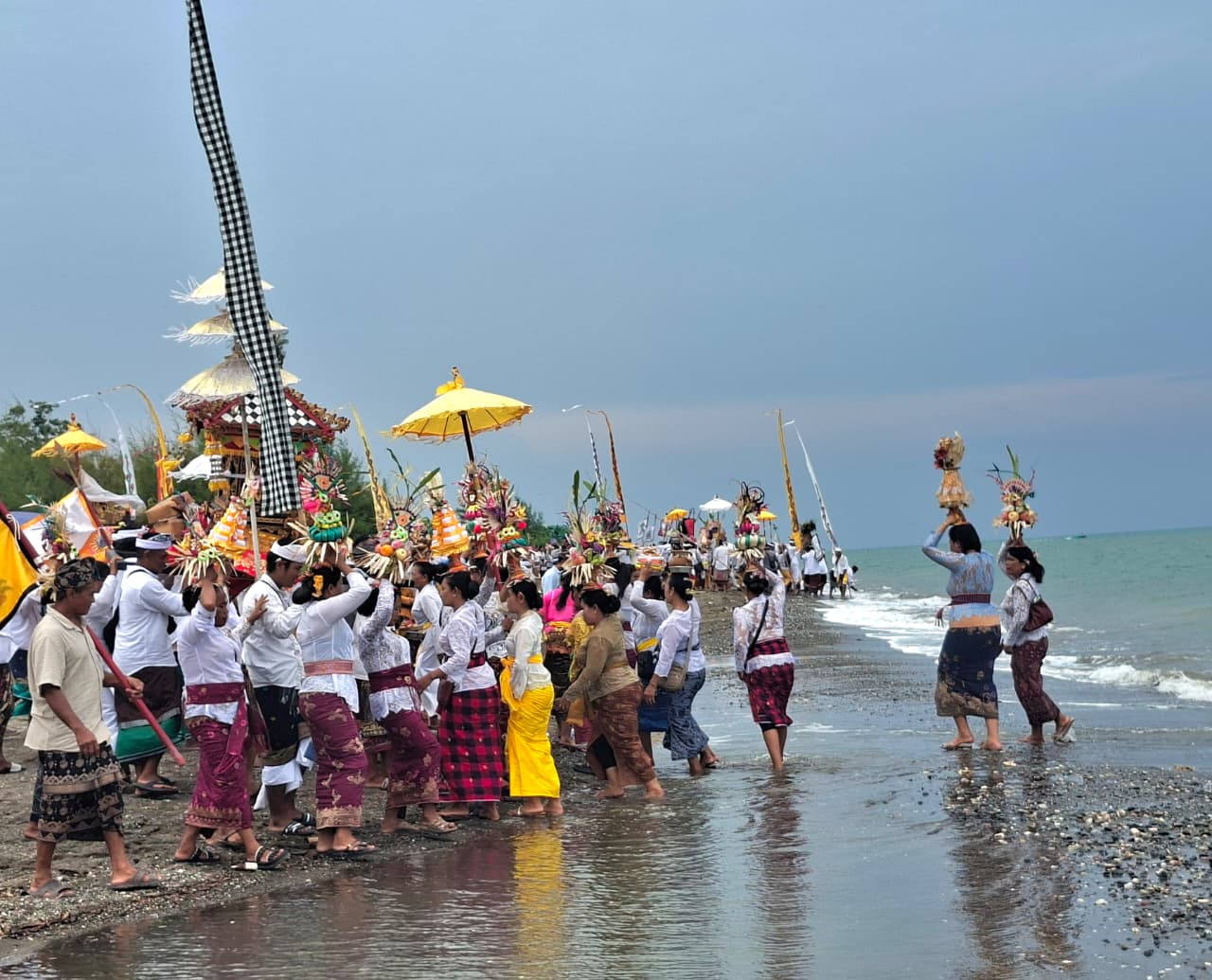 Sekda Morowali Hadiri Upacara Melasti Umat Hindu di Pantai Parilangke