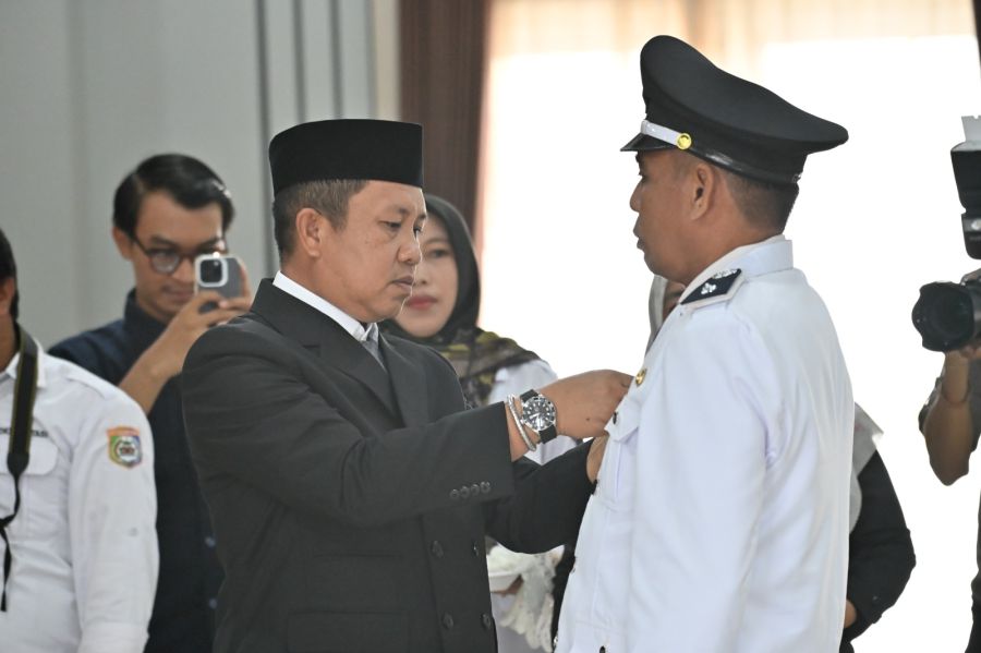 Pelantikan Kades PAW Solonsa Jaya, Bupati Iksan: Tekankan Sinergi dan Musyawarah