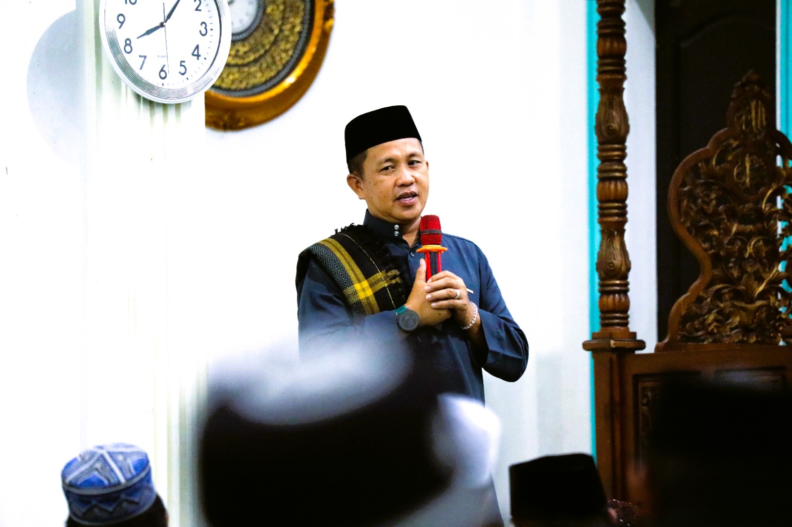 Bupati Morowali, Iksan Ajak Warga Perkuat Kebersamaan Saat Tarawih di Masjid As’sa Diyah Larobenu