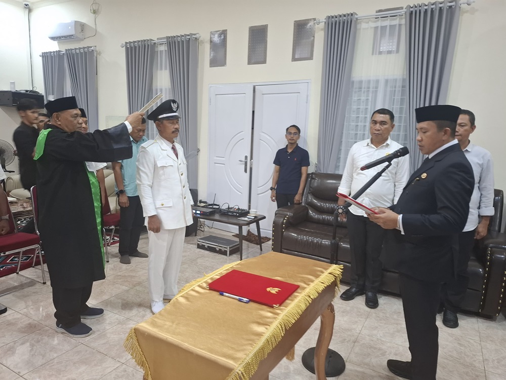 Bupati Iksan Baharudin Abdul Rauf Lantik Penjabat Kades Laroue, Titip Harapan Perubahan Positif Untuk Kemajuan Desa