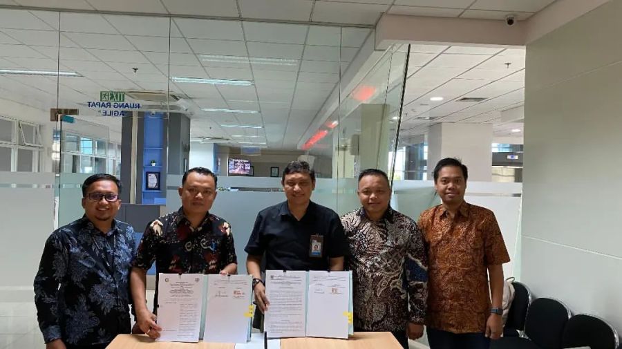 Kadis Kominfo-SP Badiuz Zaman atas nama Pemkab Morowali teken MoU kerjasama Penyusunan Pedoman SMKI bersama ITS
