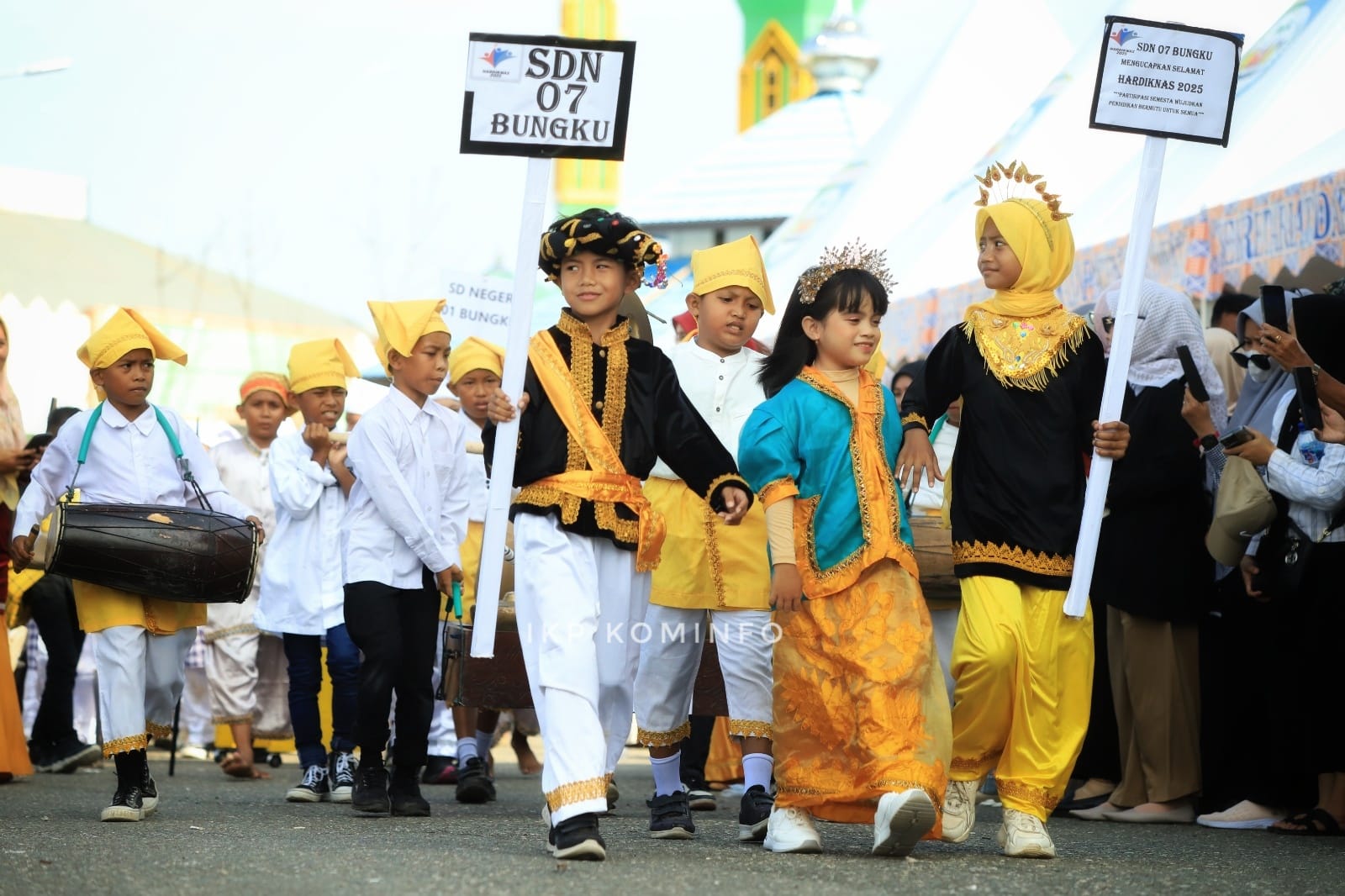 Parade Ndengu-ndengu Tingkat Sekolah Meriahkan Perayaan Hardiknas 2025 di Morowali